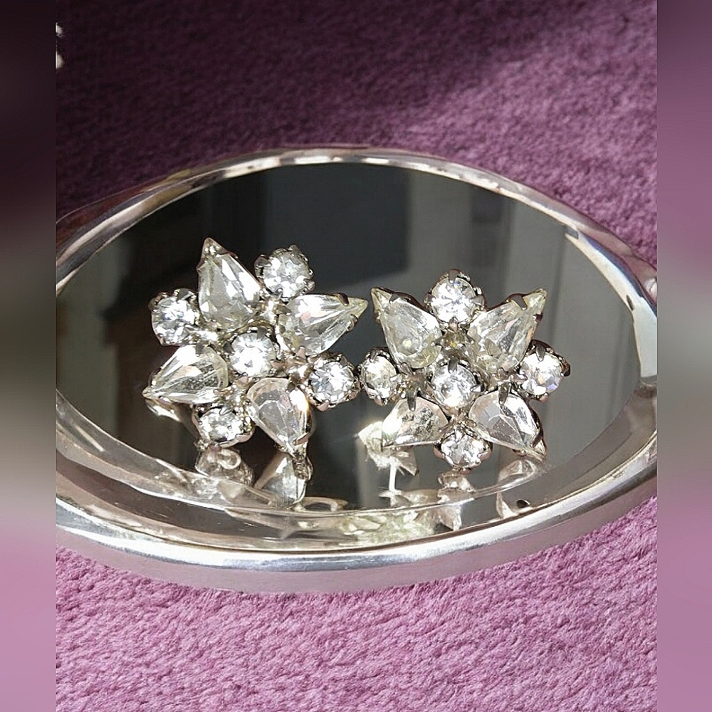 Vintage Weiss Crystal Rhinestone Screw Back Earrings - Picture 2 of 3